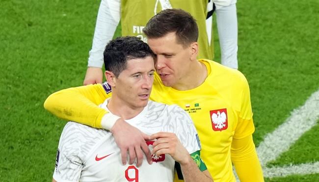 Robert Lewandowski het loi khen ngoi Wojciech Szczesny 